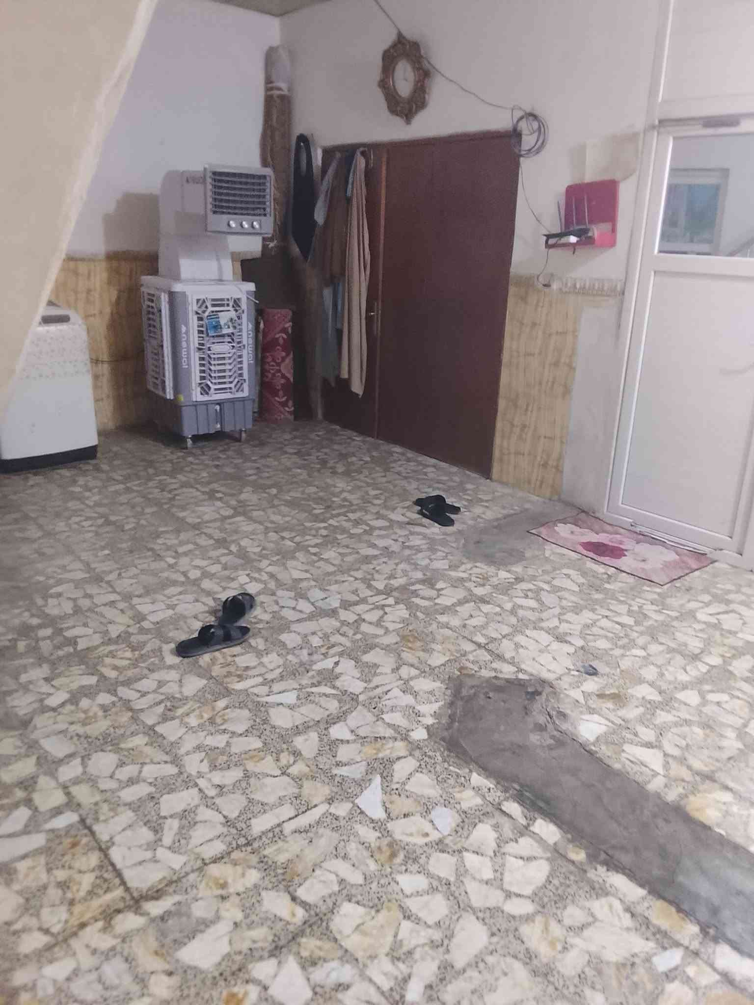 بيت للبيع بشارع المطار القديم مقابيل الجامع الذهبي قرب مدرست الجنائن 100متر مربعه اساس صب سقف صب بناءبلوك طفيلي كاشي درجه وله وسيراميك كله سقوف ثانيويه بي 3غرف وحده جوه وثنين فوك واستقبال وصاله ومطبخ وحمام جوه وحمام فوك وحمام خرجي البيت شغل درجه ولوه وكامل مرقم ومشمول بل تطويب قرار 25 ابيت قريب عل شارع يعني يبعد 200متر عن الشارع المطار القديم سعره 38وبيه مجال رقمي ***********
