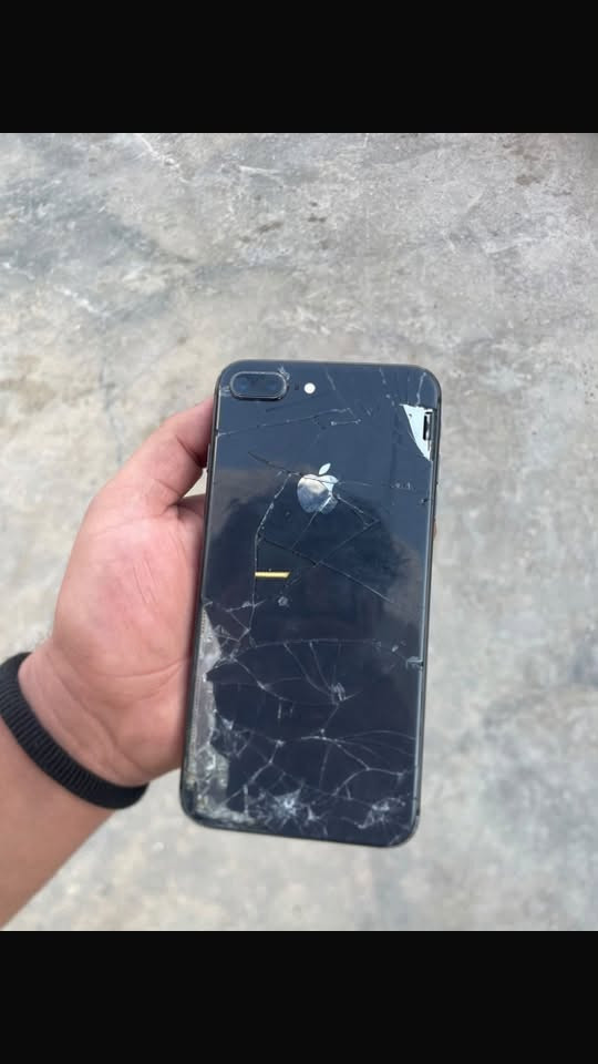 آيفون ٨ بلس • ٦٤ • شاشة مكسورة