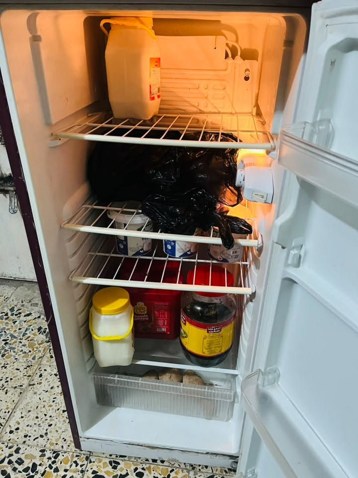 السلام عليكم ثلاجه نضيفه مال بيت حجم 14 قدم لبيع سعر 120 الف بيه مجال بسيط رقم ***********
