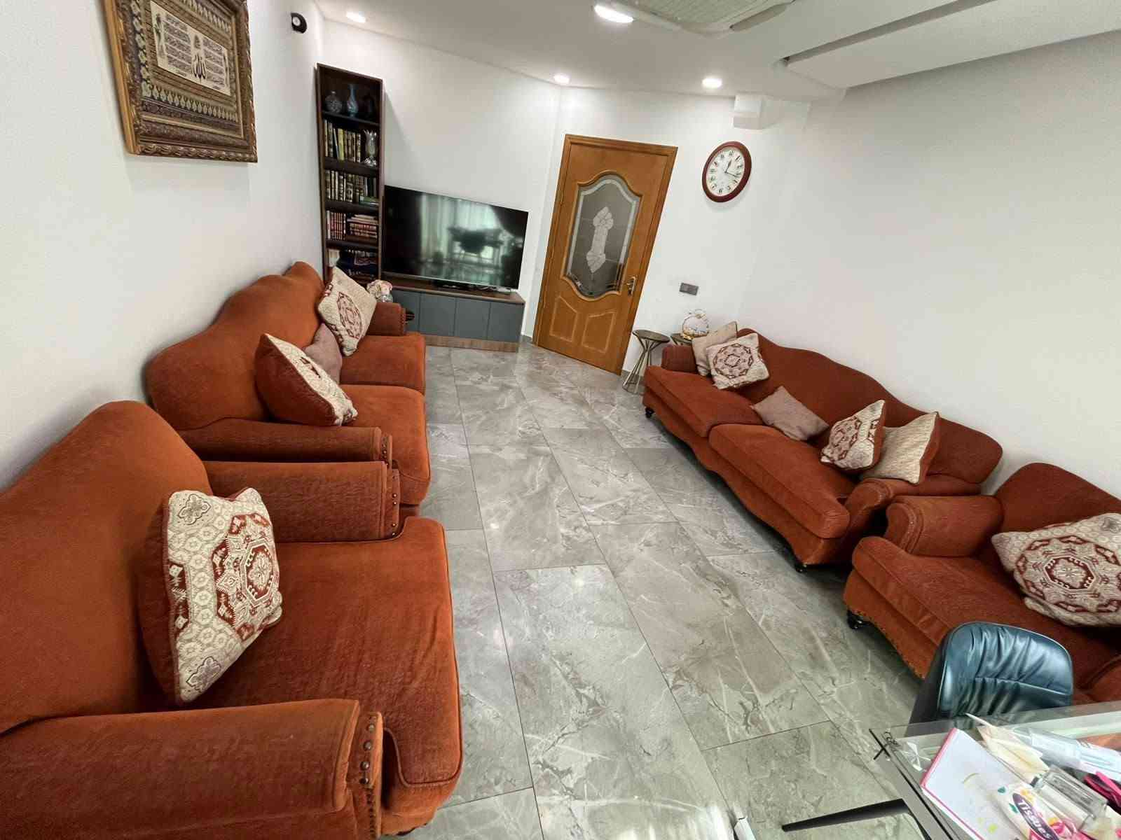 للبيع طخم قنفات ٨ مقاعد نظييف جدآ وبحالة ممتازة  مكاني الكاظمية قرب بوابة بغداد ب٣٥٠ الف وبيه مجال الاتصال على الرقم ***********
