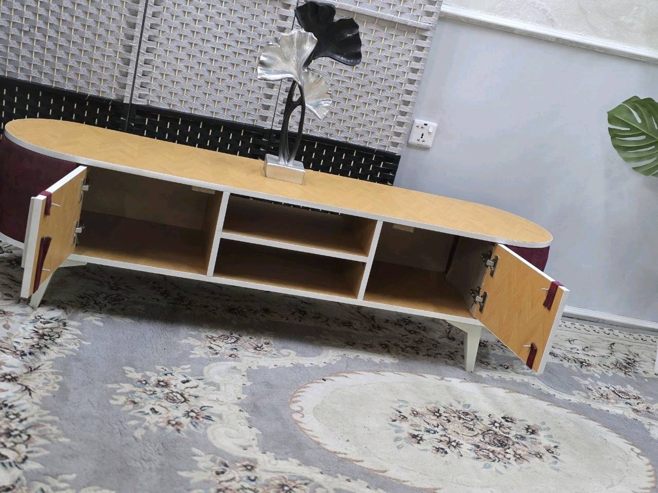 ميز شاشة بيضوي بتصميم مودرن وأنيق 
تصميم مميز، والأطراف مغلّفة بالقماش حتى يضيف لمسة فخمة وراقية للصالون 
✔️ تصميم بيضوي عصري
✔️ أطراف مغلّفة بالقماش
✔️ تشطيب أنيق ومرتب
✔️ مناسب لمختلف أحجام الشاشات
📏 الطول: ١٦٠ سم


 التوصيل مجاني
✔️ داخل بغداد
✔️ إلى جميع المحافظات
