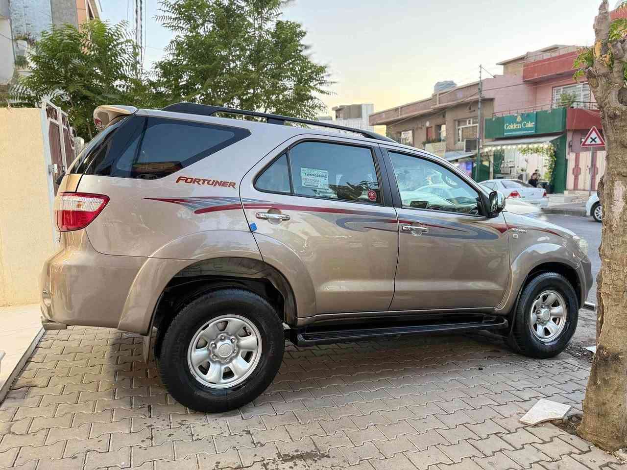 توێتا فۆرچنەر مۆدێل ٢٠٠٩ دەبڵ ئەکسل
مواسەفات srs ناو زەرد فۆڕمیکا 
شاشە لایت عەدەسە ئاوێنە کارەبای 
دەسک ستیل و ئاوێنە ستیل 
کامل پەردە تازە کوشنی بیلادی تێگیراوە 
٢٤٠ هەزار ڕۆیشتوە 
مەکینەی تەشفیت کراوە بە زەمامی ١٠٠ فیتەر 
بە ناوی خۆمەوەیە 
سەنەوی و ژینگەو ڕیگەوبانی تازەیە..
وەکو بۆیاخ لێدراوی نیە 
بۆنیت لەسەر کاڵ بونەوە بۆیاخە 
لەگەل بستێ لە سنوقی 
٢ پەڵە pdr سەقفی کاڵ بونەوەی هەیە
سەیارەی ماڵی خۆمە
 گێر مەکینە و ئەکسل و تەقەو ڕەقە بە شەرت 

ژمارەی خاوەنی 
***********
***********
