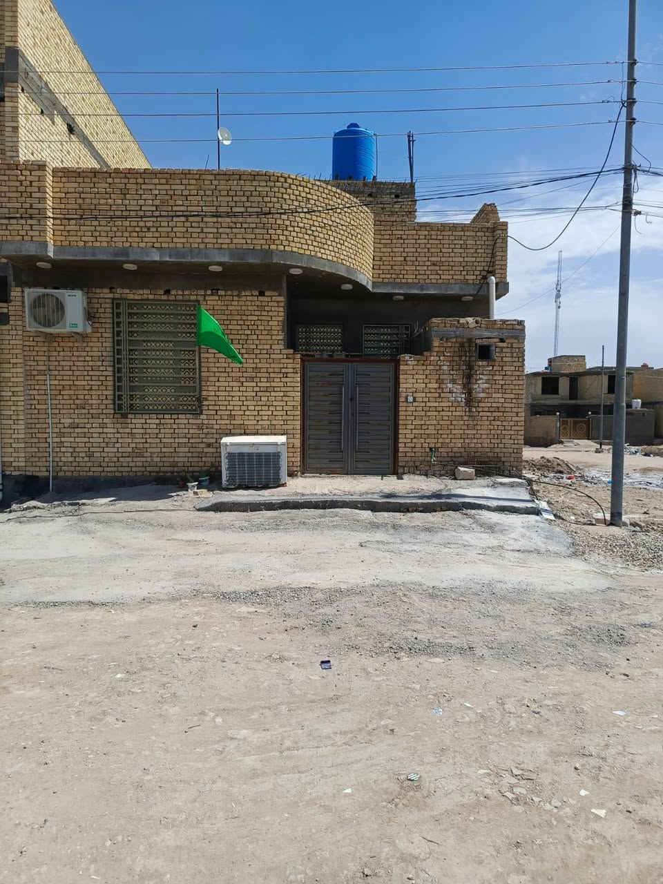 بيت ١٠٠م • طابق ونص • حي المالكي