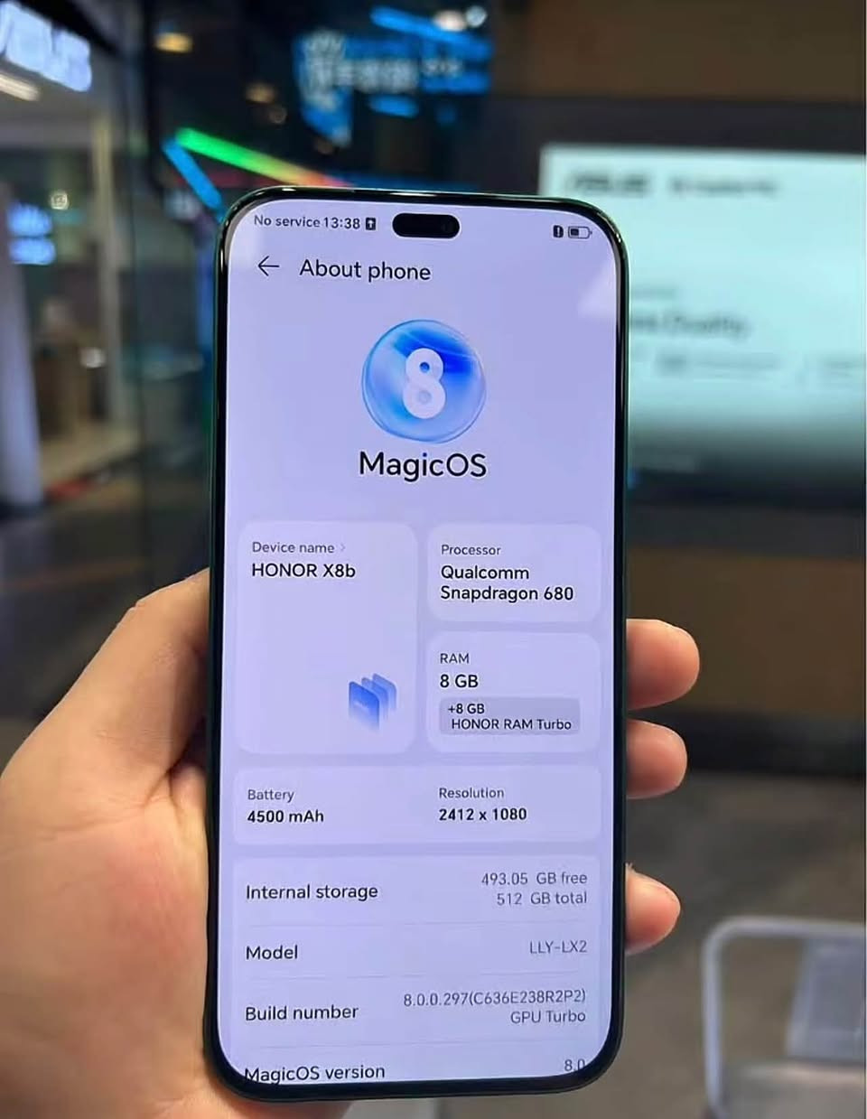 HONOR X8b نسخة 512GB:
* 💾 التخزين: 512GB
* 🧠 الرام: 8GB، وتصل إلى ما يعادل 16GB مع RAM Turbo. 
* 📱 الشاشة: AMOLED قياس 6.7 إنش، دقة 2412×1080. 
* ⚙️ المعالج: Snapdragon 680. 
* 📸 الكاميرات: خلفية 108MP + 5MP + 2MP، وأمامية 50MP. 
* 🔋 البطارية: 4500mAh مع شحن HONOR SuperCharge بقدرة 35W. 
* ⚖️ الوزن: حوالي 166 غرام.
* 🤖 النظام: MagicOS 7.2 المبني على Android 13.

#سعر ٢٤٥وبي مجال ويرهم مراوس

***********

نص مكتوب في الصور:
- No service 13:38 100% About phone MagicOS Device name HONOR X8b Processor Qualcomm Snapdragon 680 RAM 8 GB +8 GB HONOR RAM Turbo Battery 4500 mAh Resolution 2412 x 1080 Internal storage 493.05 GB free 512 GB total Model LLY-LX2 Build number 8.0.0.297(C636E238R2P2) GPU Turbo MagicOS version 8.0