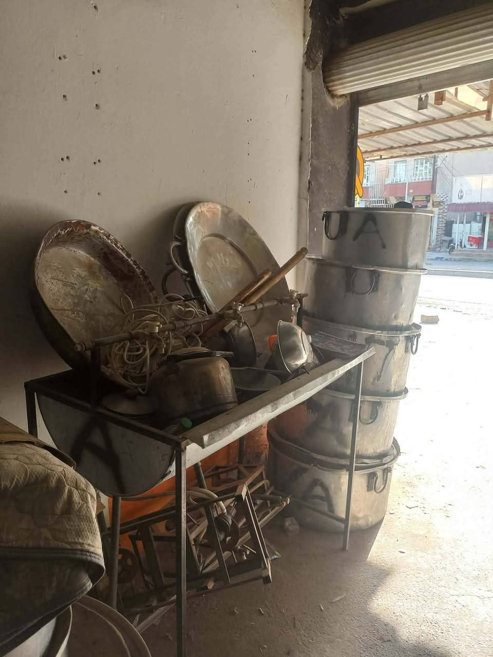 محل تاجير خيم وكراسي للبيع يحتوي على كراسي 128
طبلات  68
صياني 50كبار 90ضغار 
مشاعل كبار 4
صغار 2
قدر 13
ميز طعام 1
خوض كلي 1
قوري شاي 8
صياني كبار 2
جمجمة 3
جفجير 3
خيمة 1
سعر مناسب والاغراض اغلبها نضيفة الاتصال على الرقم ***********
و ***********
