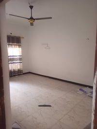 🏠✨ للإيجار – بيت 150مربع✨🏠  بناء نضيف  📍 المواصفات: كراج كبير  🛋️ استق...
