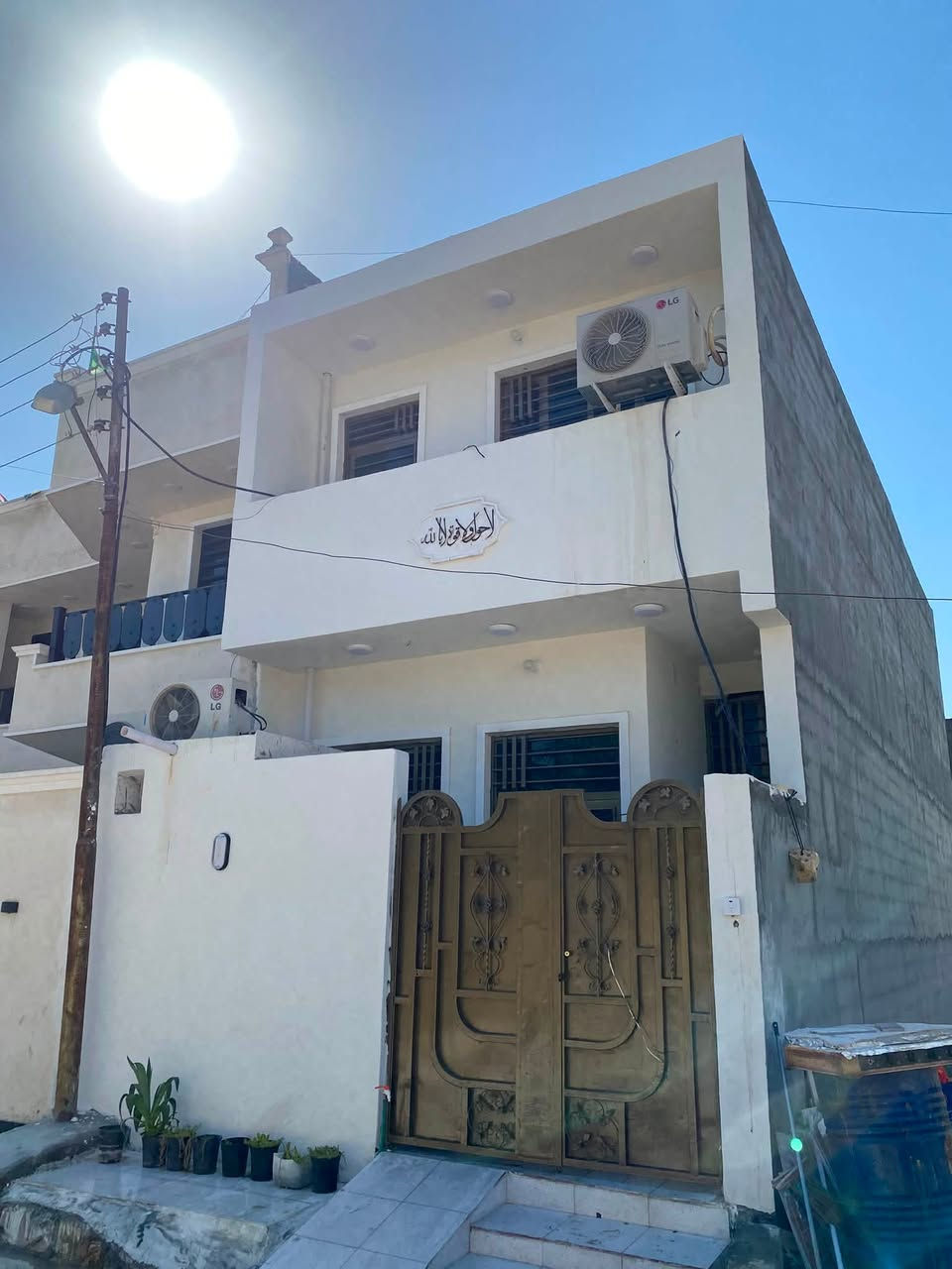 السلام عليكم / دار للبيع مساحتة ١٠٠ طابقين يحتوي على طابقي الأرضي غرفه وحمام ومطبخ سيراميك وحولي للجلوس واستقبال وصحيات خارجيه والطابق الثاني غرفتين وحمام وحولي وسطح ودرج للطابق الثالث البناء حديث ٢٠٠٦ قبل اسبوع طلعو العمال منه السعر خاص عنوان حي الصقور خلف مدرسة ابو مهدي عل شارع العام / البناء على ايدي التواصل *********** او ما سنجر

