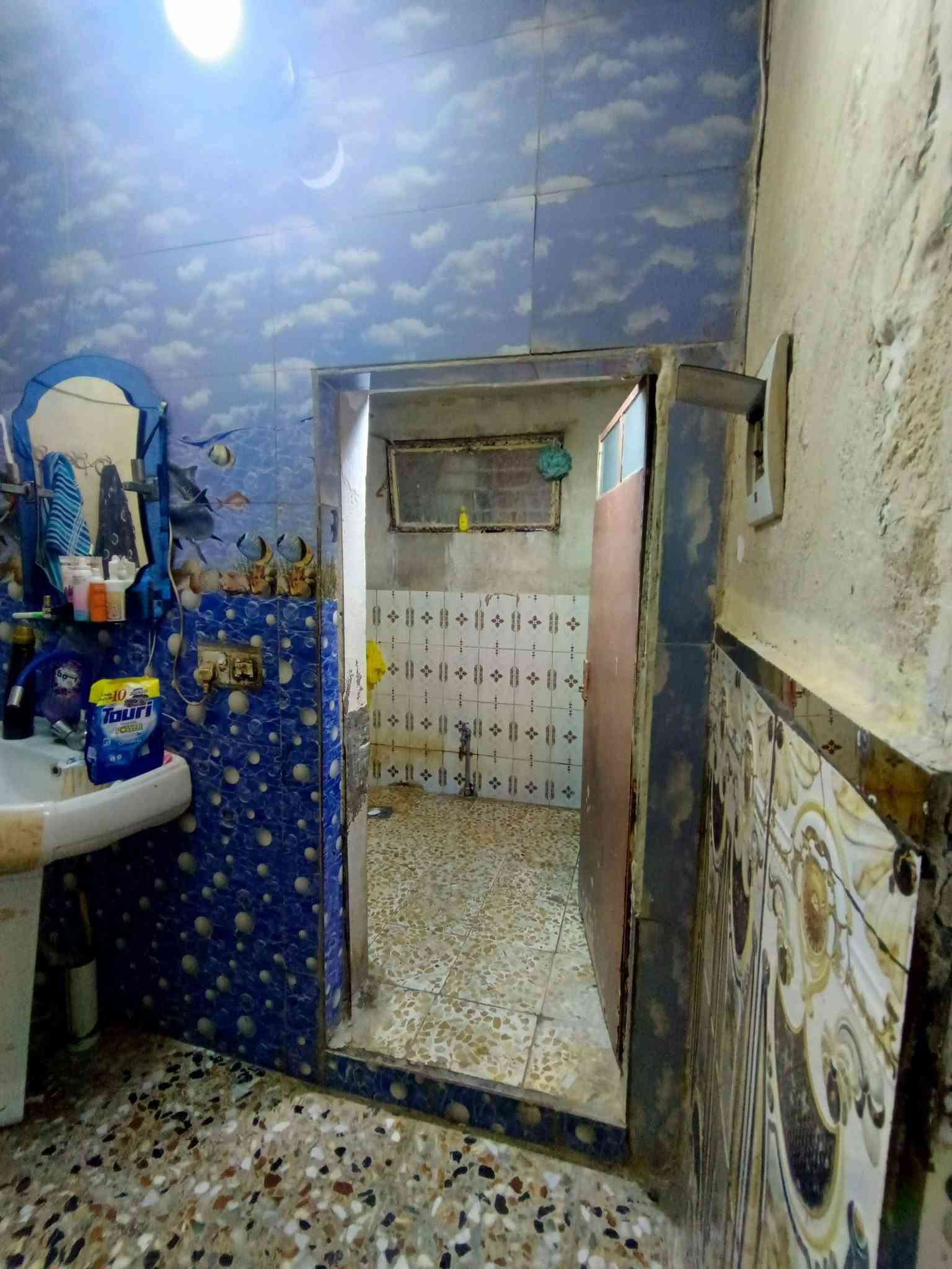 سلام عليكم توفر عندي بيت بصف رگن  بلديات معسكر قرب صوره سيد قريب الصحفيين مساحه البيت 220متر  جبها 10. نزال 22.  البيت طابق واحد منطقه كامله كل الخدمات مي مجاري كهرباء تبليط بيت مكاتبه فقط توضيح سقف البيت مترتين و80 سم  الاستفسار اكثر ***********رد واتساب ماسنجر حسن للعقار
