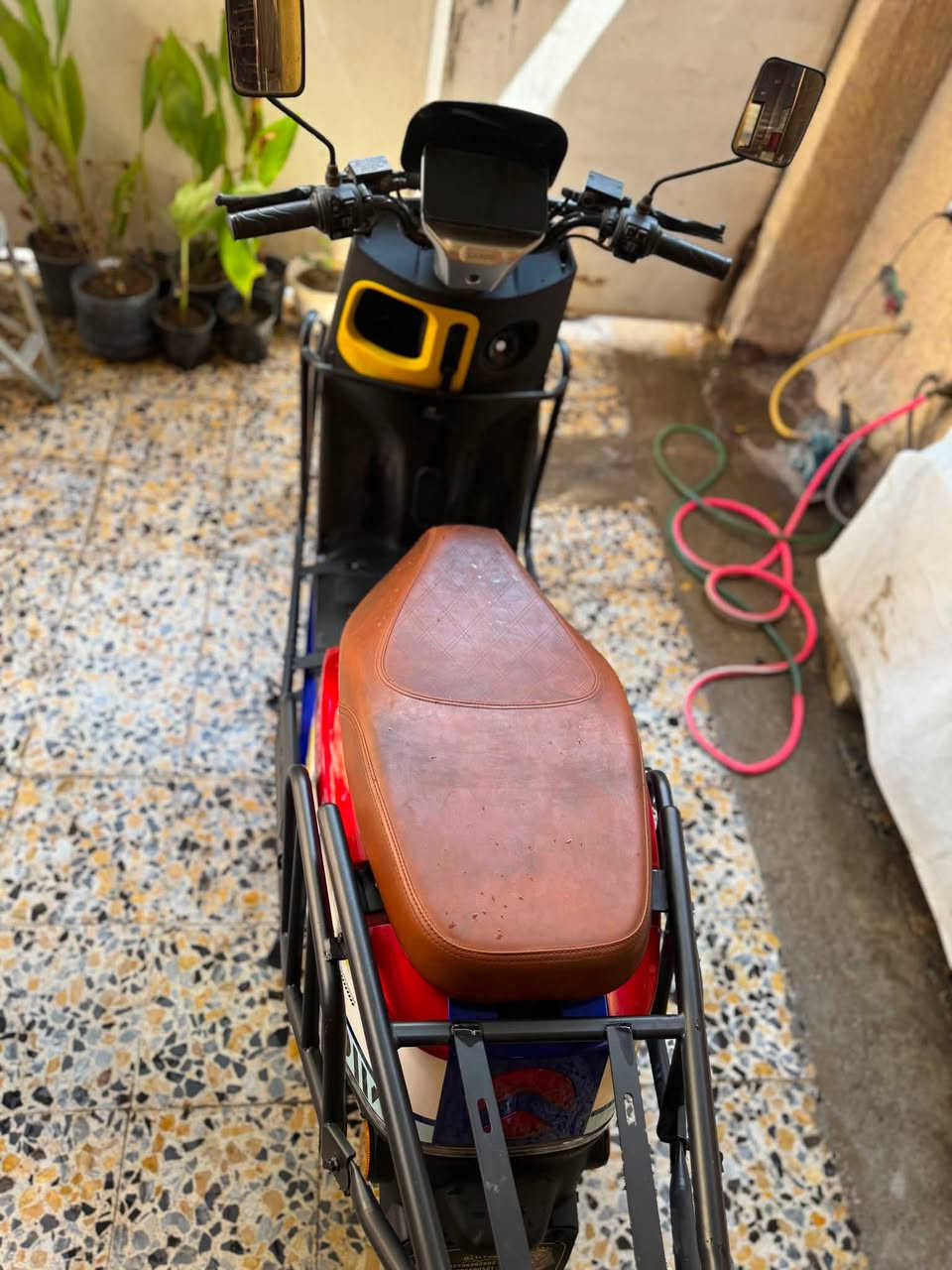 سلام عليكم … 
دراجة شحن فضائية للبيع فول مواصفات 
6بطاريات مسطرة تمشيك 70km 
السرعة 120 لدات ليزري قوي جداً في الليل 
قيادة ذاتية قيادة الR 
بيها 4 نمر تبديل سرعة 
عليها درع 360 درجة مداير الدراجة 
عليها ويل كب رياضي 
جنطة كبيرة 
 الدراجة نظيفة جداً مستعملة اسبوعين 
السعر 1,350,000 مكاني بغداد الدورة 
رقم ***********
