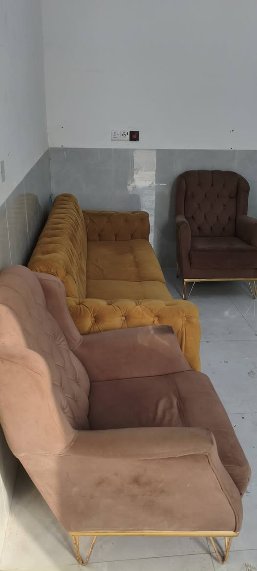 مرايا وقنفات للبيع
المرايا ب125 
القنفات ب 125 
وبيهن مجال للشراي 
***********
