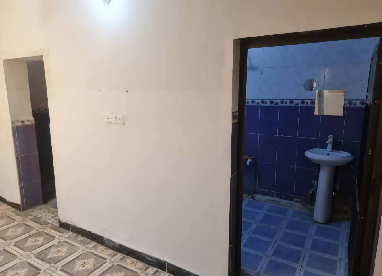 السلام عليكم..مشتمل طابق ثاني للايجار..بغداد الزعفرانية..الاربع شوارع..شارع كوزمتك كولدن..او خلف دائرة المجاري..بمساحة (٨٠) متر بالطول يصلح لسكن عائلة صغيرة..للإستفسار الاتصال..او مراسله..الرقم ***********
