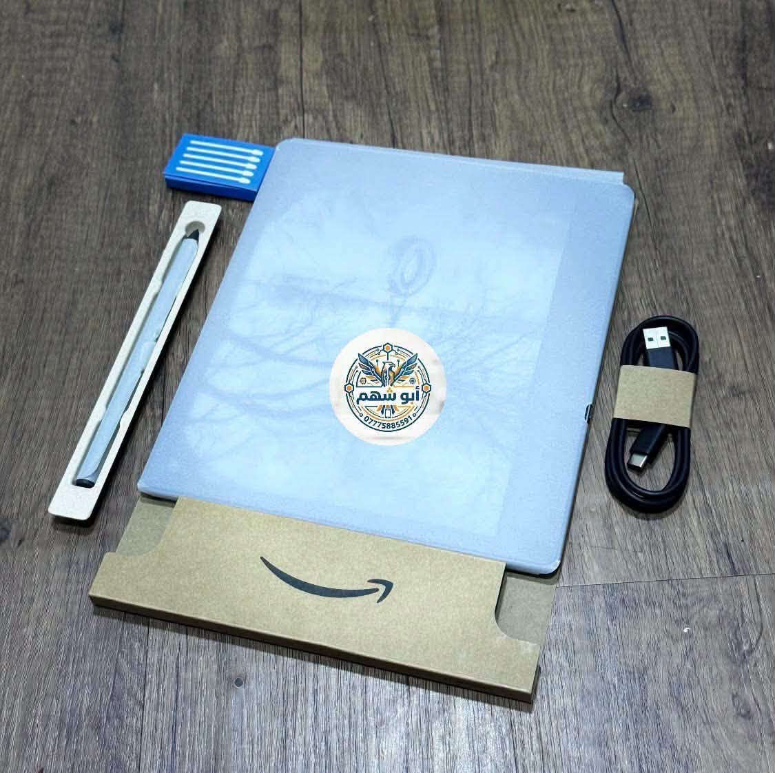 سلام عليكم
✨ Kindle Scribe

🔹 الشاشة:

* حجم 10.2 إنج
* تقنية E-Ink مريحة للعين (مثل الورق)
* دقة عالية 300ppi

🔹 القلم:

* يأتي مع Basic Pen للكتابة والرسم
* دعم تدوين الملاحظات مباشرة على الكتب والملفات

🔹 الذاكرة:

* 16GB (تخزين عدد كبير من الكتب والملاحظات)

🔹 الإضاءة:

* إضاءة أمامية قابلة للتعديل
* وضع القراءة الليلي (Warm Light)

🔹 البطارية:

* تدوم لأسابيع مع الاستخدام الطبيعي

🔹 المميزات:

* قراءة + كتابة في جهاز واحد
* تحويل الكتابة اليدوية إلى نص
* دعم ملفات PDF
* مزامنة مع تطبيق Kindle

🔹 التصميم:

* نحيف وخفيف
* مناسب للدراسة والقراءة اليومية

جهاز مثالي لعشاق القراءة والتدوين ✍️📚
إذا تريد جهاز مريح للعين ويجمع بين الكتابة والقراءة بنفس الوقت، فهذا خيار قوي جداً 🔥
للحجز راسلونا على الخاص او وتساب ***********
