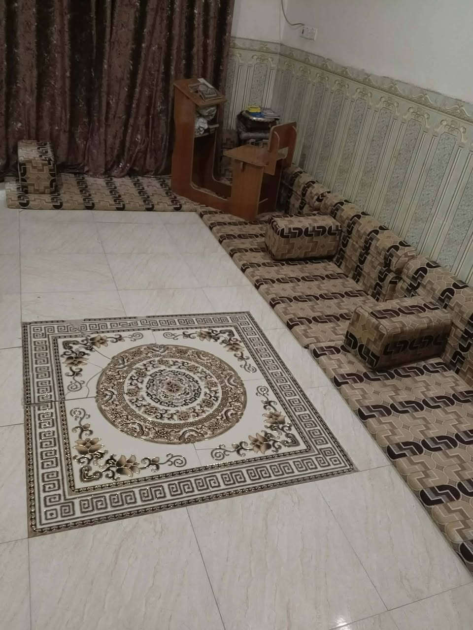 بيت في التقية الثالثه خلف مطعم بغداد البانزين خانه مساحة الدار ١٥٠ متر سند ٢٥ مرقم بلدية ومسلم معامله يحتوي البيت على غرفة نوم وصاله وبراني ومنور وصحيات داخليه وخارجيه بناء البيت طابوك والاساس والسقف كونكريت لمعرفة السعر الاتصال على الرقم ***********
