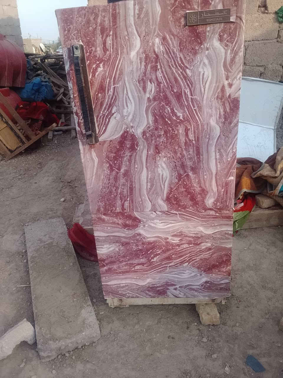 ثلاجة • لا تفاصيل • للبيع
