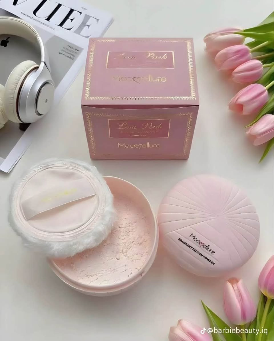 بودرة الجسم التريندي 🎀🧸 من موكلير. المفروض كل بنوتـة تستخدمها بعد الأستحمام وقبل النوم 🪽💖
Moc♡allure Dusting Powder".
 وهي بودرة جسم معطرة بتركيز عالٍ. 🩸♓️
تُستخدم بودرة الجسم المعطرة من روز بيري لإضفاء رائحة منعشة تدوم طوال اليوم.
مثالية للاستخدام اليومي بعد الاستحمام للحفاظ على البشرة منتعشة وجافة.
تساعد على امتصاص الرطوبة الزائدة وتترك البشرة ناعمة وحريرية الملمس.
تتوفر هذه البودرة بحجم 200 غرام.

كوزمتك ريحانه ㊙️💫

#العنوان /كوت /الانوار /شارع المواكب 🛕🚨
للحجز/***********📲
