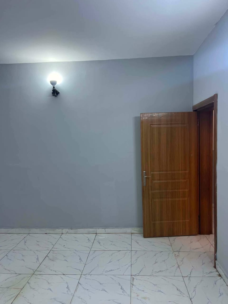 #دار_سكني_مؤثث_للايـــجـــار

موقعه #مجمع_الزهراء_السكني_التقيه_الرابعه
مساحته 200 متر
يحتوي علئ غرفتين نوم وصاله واستقبال 
ومطبخ وصحيات وكراج سياره البيت مؤثث بلكامل 

#ايجاره_400_الف_مع_مقدمه_سته_اشهر
للاستفسار اكثر ***********
أو مراجعه مكتب السند للعقار الكائن في الجزائر شارع المطاعم مقابل مدارس التفوق الاهليه
