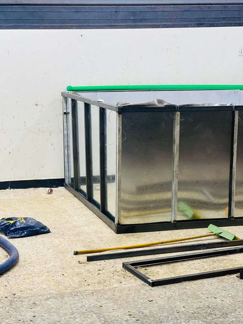 حوض اسماك للبيع 3متر الطول والعرض 2متر حداده درجه اوله غير مستخدم جديد مع نايلون الاماني 20متر مربع وروبن كهربائي 3حصان السعر 750هاذه رقمي ***********
