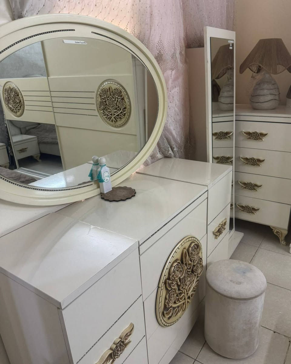 السلام عليكم
للبيع غرفه نوم 9 قطع  
للاستفسار ***********

