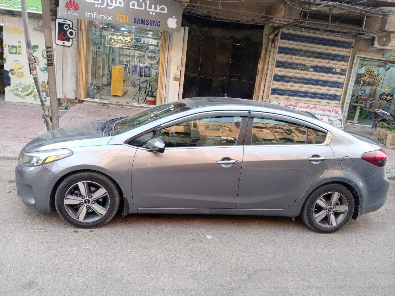 السلام عليكم كيا فورتي 2017 وارد امريكي بدون حادث وبدون صبغ فقط دعاميه اماميه 
سياره خير من الله فول مواصفات أعلى فئه بالفورتي باسمي تحويل مباشر السعر 118 وبيها مجال للاتصال ***********
