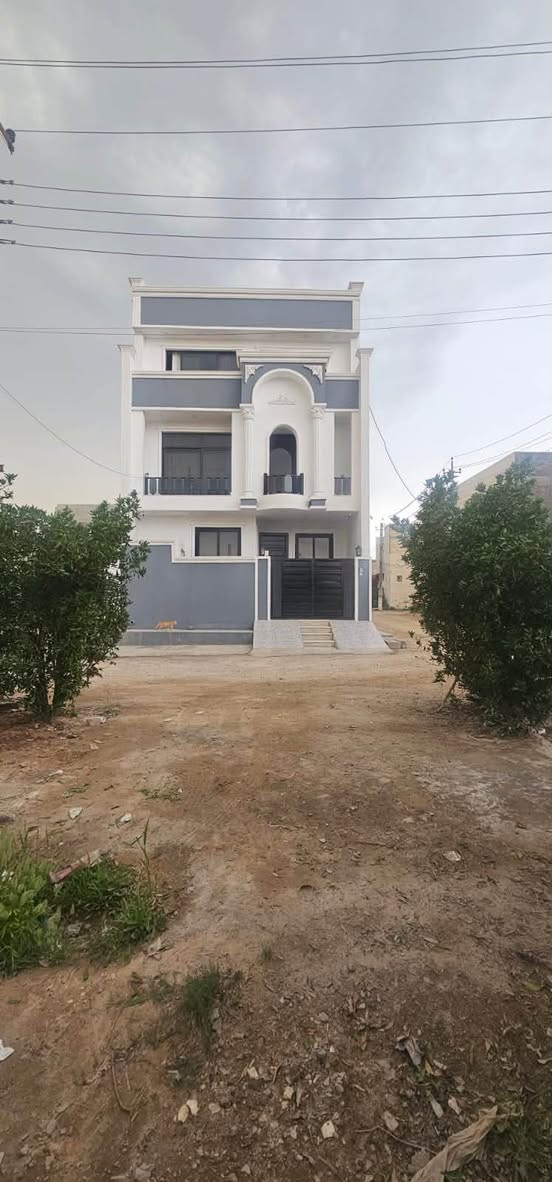 عندي بيت بالاعلام الفرز الجديد ركن المساحة ٢٠٠ متر
باني منة ١٢٥ 
و٧٥ مسويهة حديقة وكراج مقابل المولد
١٣ في ١٥

البيت ثلاث طوابق 
الاول  مدخلين وفيه
غرفة نوم واستقبال ومطبخ حار وبارد وحولي ومنور حديقة داخلية وحمام داخلي وخارجي للضيوف مع طرمة
الثاني ثلاث غرف نوم وحمام وحولي 
الثالث 
غرفة نوم عبارة عن غرفتين ومطبخ في الحولي وحمام 
وسطحين كبير وصغير ومخزن 
المساحة ١٢٥
الواجهة ٨وربع متر ونزال ١٥ متر طابو ملك صرف  وليس زراعي مسحوب عليه قرض اسكان

رقمي ***********
