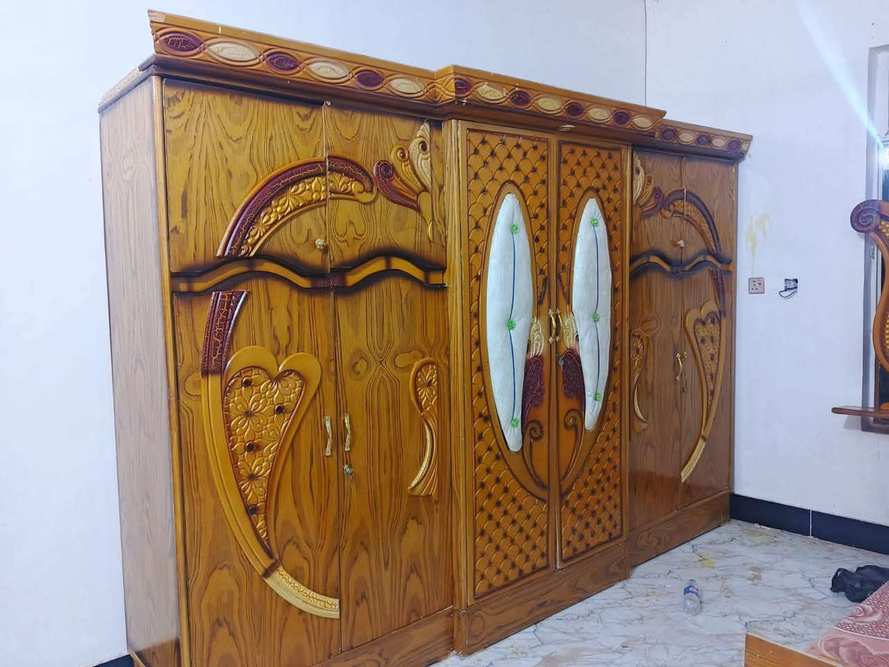 غرفة اخشاب • نضيفة • توصيل
