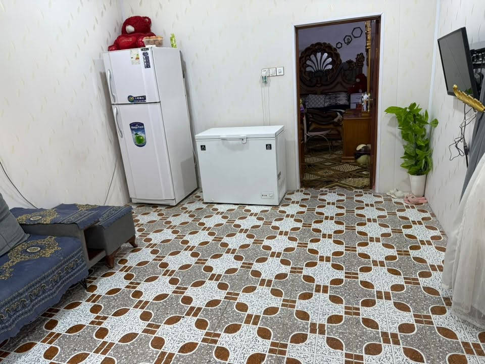 بيت للبيع يم ابن الكاظم المساحة الفعلية ١٣٠ غرفة وصالة واستقبال ومطبخ وتخاريج وساحة بالإضافة إلى مكشوفة السعر ٤٩ وبي مجال للاستفسار اتصال على الرقم ***********
