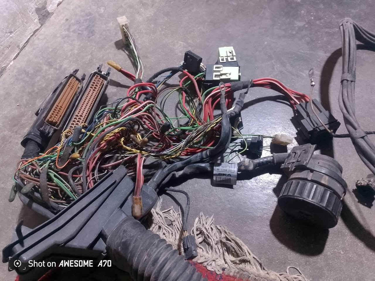 السلام عليكم للبيع ظفيرة محرك خفاش 44 دينمو هوى حاويه مع عقل كير  مو تفصيخ عراقي اشتريتها لسيارتي وماشديتها لأن رجعتها على ال40 سعر الظفيره 150وسعر العقل 65 مكاني البصره للاتصال ***********  واتساب موجود

نص مكتوب في الصور:
- Shot on AWESOME A70