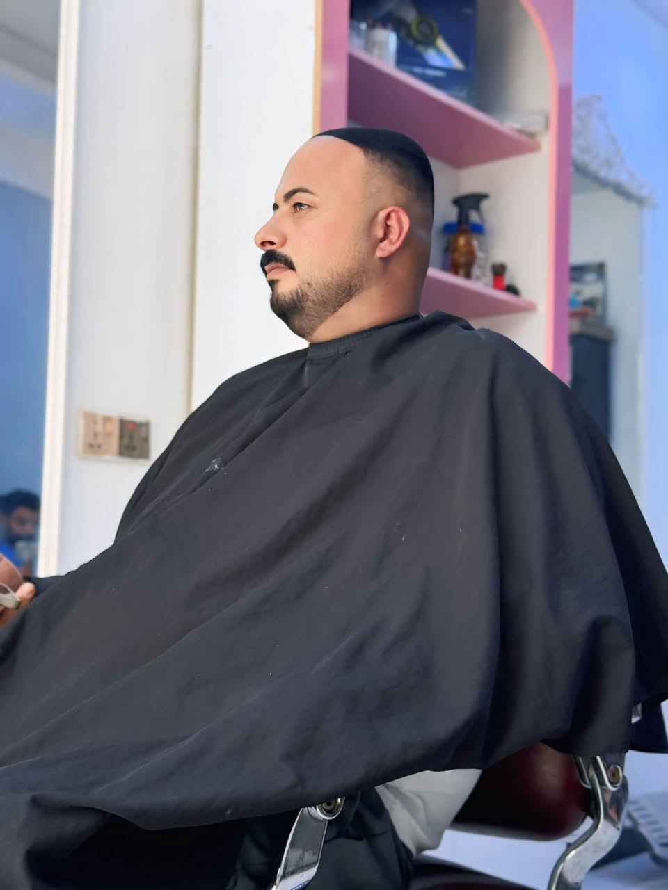 عريسنا أصلع… بس سنتر سيزر قرر يخلي الصلع سرّ من أسرار العريس 😂🔥
قبل العرس، سيزر يتكفّل بالباقي! 😎✂️

الف مبارك نتمنى لكم زواج الدهر 
العنوان #بابل شارع 40 
الحجز مسبق 
***********
