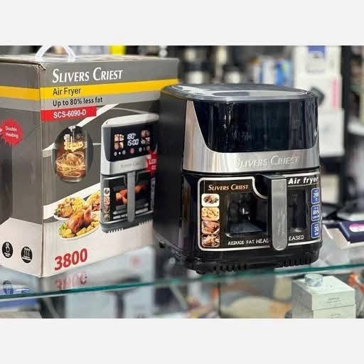 من قسسسم المنزلية وفرنا لكم 

قلاية هوائية من ماركة Silver Crest 

سعة 6 لتر وقدرة 2400 واط مع شاشة تحكم رقمية LCD

 مناسبة لتحضير وجبات جيدة للعائلة.

2400 واط لضمان سرعة التسخين والطهي.التحكم: شاشة رقمية تعمل

 باللمس لضبط الوقت ودرجة الحرارة بسهولة.التصميم: 

هيكل باللون الأسود مع جزء علوي بلون خشبي أو برونزي

 ومقابض عملية وسلة غير لاصقة.

يوجد لدينا خدمة توصيل طلبات
