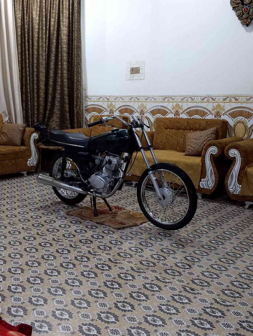 سلام عليكم دراجه البيع نامه شلامجه 22 محركه مبدل بيه فقط والفات شلعه ومعدل طير دراجه شاصيه قطرت الحيم مابيه تعميرته 25 سعر 475 وبيه مجال الشراي مكاني كرنه ثغر منطقت العلوه ***********
