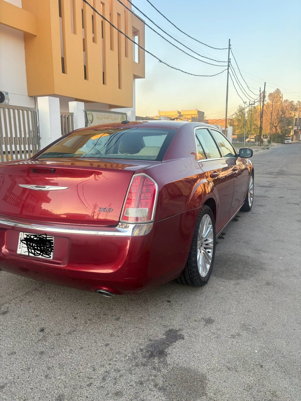 كرايسلر اوبامه c300 موديل 12 v6
شلون الممشى الحالي للسيارة؟ وهل أكو أي صيانة جديدة مسويها مثل تبديل زيوت، بطارية، تواير أو فرامل؟: 
اي
السيارة أمريكي لو خليجي/عراقي؟ وشنو تفاصيل الأوراق والرسمية والتسجيل؟: 
امريكي 
هل بيها أي حادث/صبغ/سمكرة أو ملاحظات ميكانيكية وكهربائية لازم المشتري يعرفها؟: 
نعم الجاملغ الخلفي جهة يسار بدون دواخل و لا باب ورلا صندوك 
وين مكان السيارة حالياً؟ وهل متاحة للفحص قبل الشراء عند ميكانيكي أو سمكري؟: 
بغداد السيديه 
نعم
شنو السعر المطلوب وهل بيه مجال بسيط للمساومة؟: 
بيها مجال للشراي