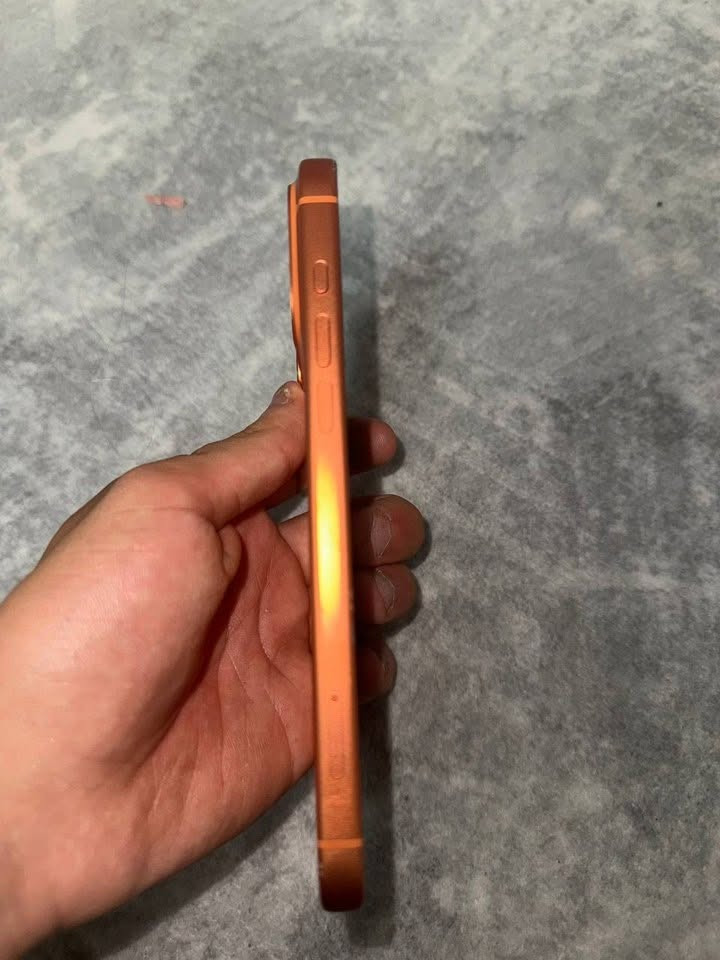 (iPhone 17 Pro Max) ايفون ١٧ برو ماكس
• الذاكرة: 256 جيجابايت (نسخة الشرق الأوسط).
• البطارية: 99% (عدد الدورات 120 دورة فقط).
• النظافة: الظهر زيرو بدون أي شخط. الاستخدام أقل من 7 أشهر.
 الجهاز تعرض لسقوط مني بحادث ، الشاصي فيه آثار ضربات موضحة بالصور والفيديو ، اي كفر تخليه تختفي الآثار تماما .
• الشاشة واللمس أصليين ما بيهم آي ضرر %100
وشغالين بشكل ممتاز جداً، تحتاج فقط تبديل زجاج خارجي (باغة) تكلف حدود 150 ألف.

يجي وية الجهاز
 الكارتونة الأصلية + كيبل الشحن الأصلي.
 4 كفرات متنوعات وحلوات .
 حماية شاشة قوية مقاومة للكسر (من صدف
ستور) معروفة هاي الشاشة وقوتها 
 مسكة ظهر جلد مبطنة مغناطيسية.
السعر: 1,400,000 دينار عراقي (وبيه مجال بسيط جدا).

المكان: بغداد.

اي سؤال او استفسار عندك ، علق وراح اجاوبك

وهذا رقمي ***********
