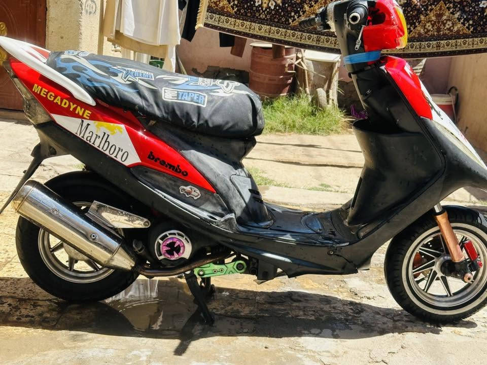 السلام عليكم الدراجة مفتوحه وعوزها كلجات بس مابيها شي تمشي  طبيعي مثل اي دراجه سعرها ٤٢٥ قفل 
واتساب واتصال /***********
