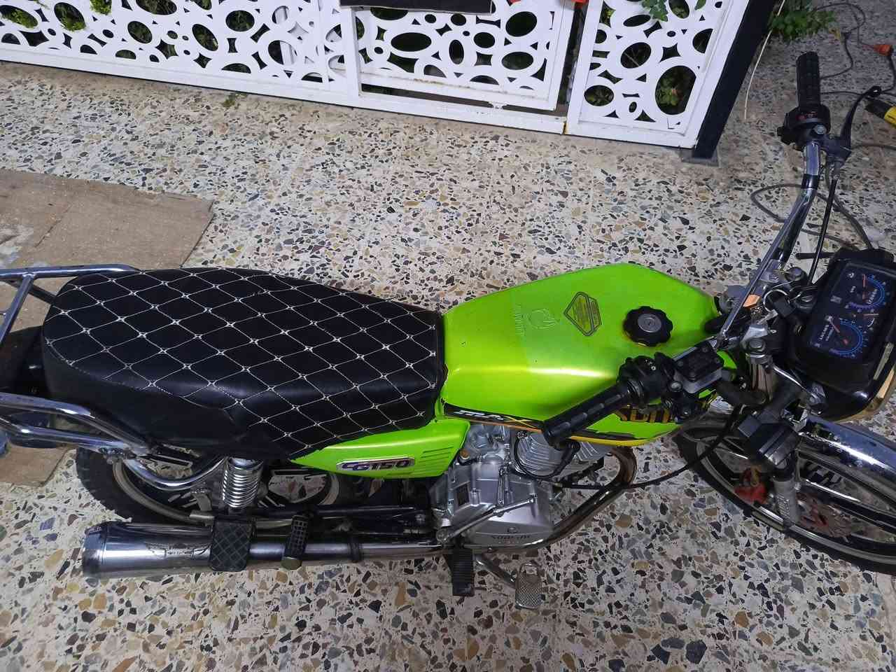 سلام عليكم دراجه موديل 23 نضيفه محركهه خير من الله انضف من الصوره  وبيهه  اوراق منفيس اصولي كهربائياتهه كامله شغاله صلف هندر رايدهه ب600 وبيهه مجال قليل  حك لجيه *********** ملاحضه لمو شراي لا يتعبني

