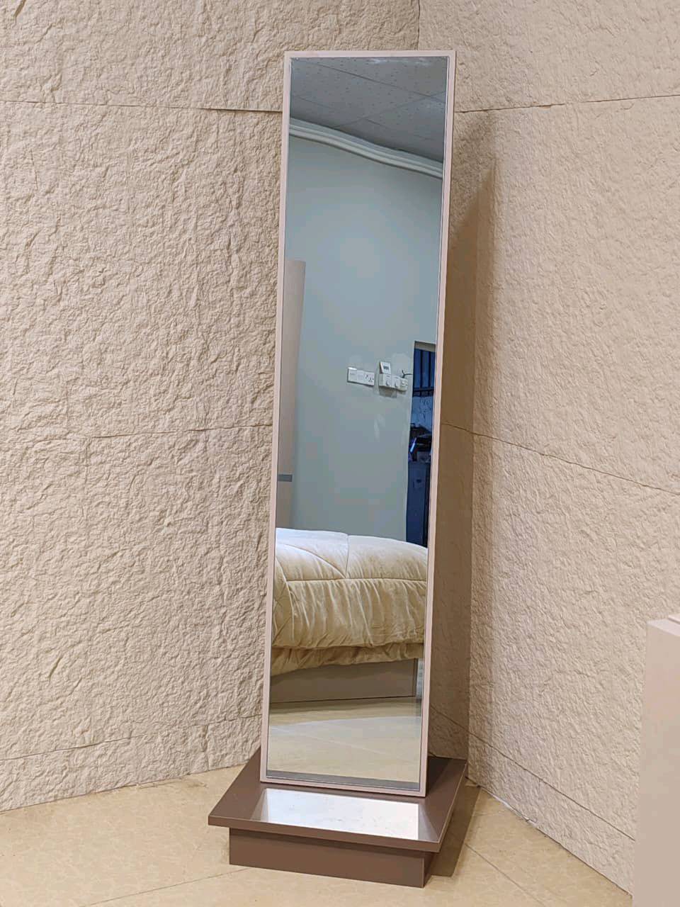 السعر 900الف
غرفة نوم ناز ابواب 7 قطع معمل اصلي درجة اولى📢
نفس الصورة بالضبط💯
برغي وجوي حديد
سرير جك خزان 
نرمايد هيدروليك 
سكك ثلاث مراحل  
متوفرة بلون كريمي
كنتور 6 باب قياس 225سم✅
ملحق كنتور 2 باب 75سم✅
سرير 180*200✅
كومديات عدد 2✅
ميز تواليت✅
مراة قيافه✅
 
السعر 900الف
توصيل بغداد مجانا 
اطراف 20 الف 
محافظات 75 الف
