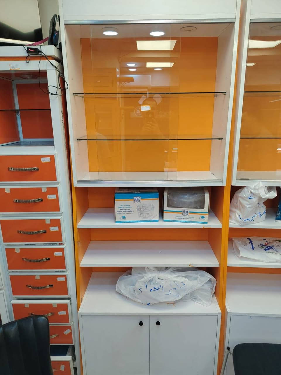 السلام عليكم
فاترينات للبيع 
قسم منهن وجه وظهر رفوف 
وقسم بيهن ملحق اضافي خانات بوب فوقهن
بغداد الكرخ 
***********
