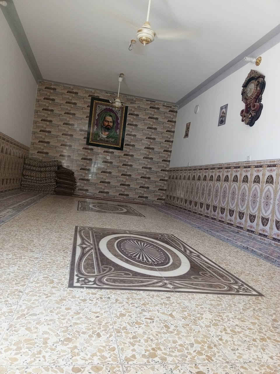 السلام عليكم بيت للبيع في القاسم قرب سيطره الفياضيه بيت كامل خدامات كلشي موجود الماء اساله ما يحتاج موطور البيت يحتوي على غرفتين نوم وصاله ومطبخ ومنورات اثنين للترك يعني بيت جاهز المساحه 270متر 

الاتصال على الرقم:***********
