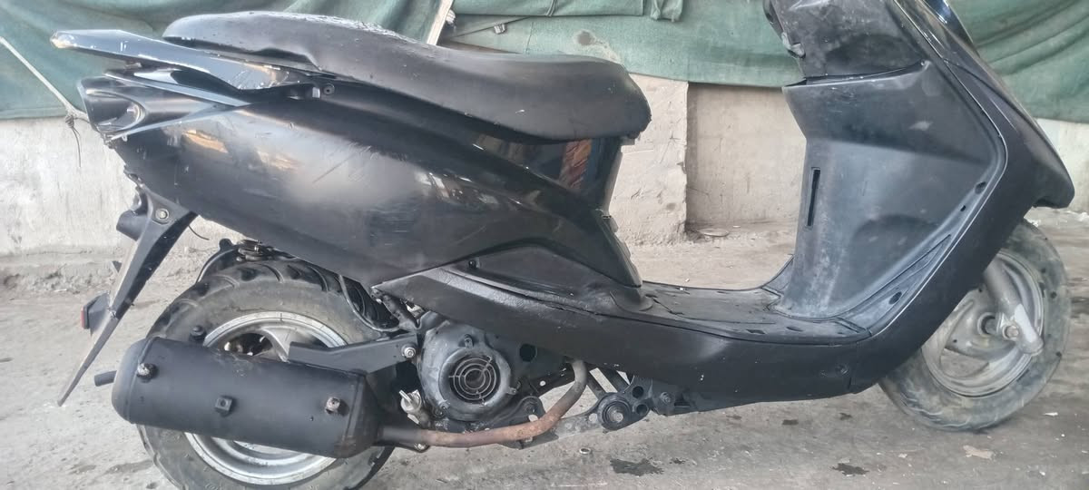 إسلام عليكم دراجه بريز البيع نضيفه مكينه ناعمه سلف وهندر نكره كهربائيات شغاله بس نقص جامه بك لايت وكمه سلف السعر ٣٠٠ العنوان بغداد العبيدي الاتصال او مراسله وتساب ***********
