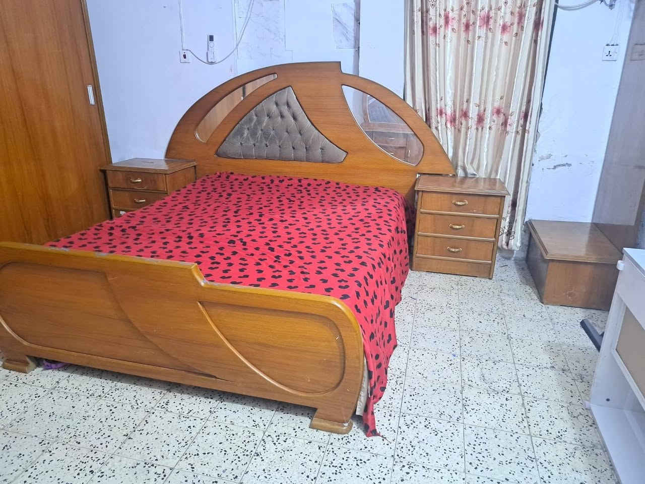 السلام عليكم ..
غرفة نوم صاج عراقي (داخل و خارج) 
كنتور 6 ابواب سلايد وباقي التفاصيل على الرقم ***********
الحرية-دولعي
