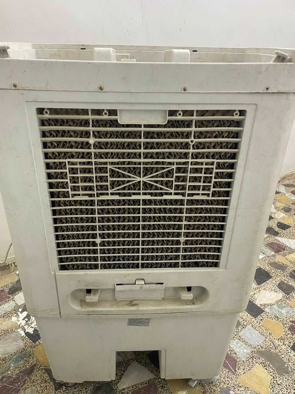سلام عليكم مبرده جديده ستخدام شهر واحد وتركتتها  تحكم عن بعد ريمونت بعدها عل حطتها جديده مامفتوح بيها شي خذتها للمحل وعزلت محلي وتركتها
السعر (١٥٠وبيها مجال)رقم***********تصال 
 
وتساب ***********
