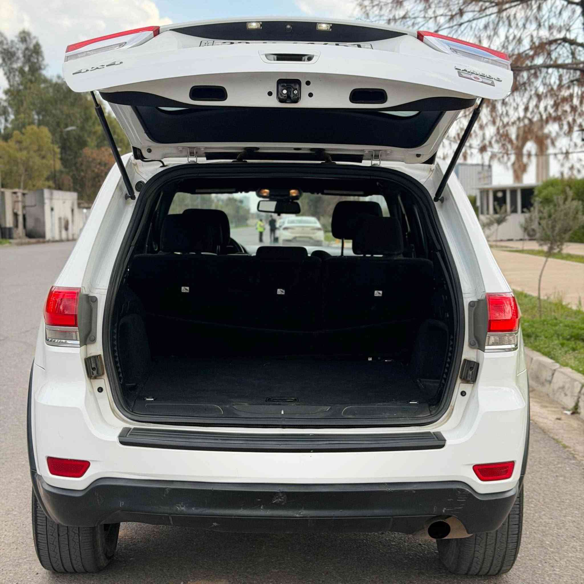Jeep  2016 لاريدو 
بابين صبغ بدون حادث بدون دواخل بدون ايرباك 
بنيد مفتوح بسبب مكينه مفتوحه 
سياره جاهزه من كلشي 
3600 مكينه 
گير بشرط 
تحويل وكاله 
رقم اربيل 
غاز _بانزين
***********
بي واتساب ديوانية, القادسية
