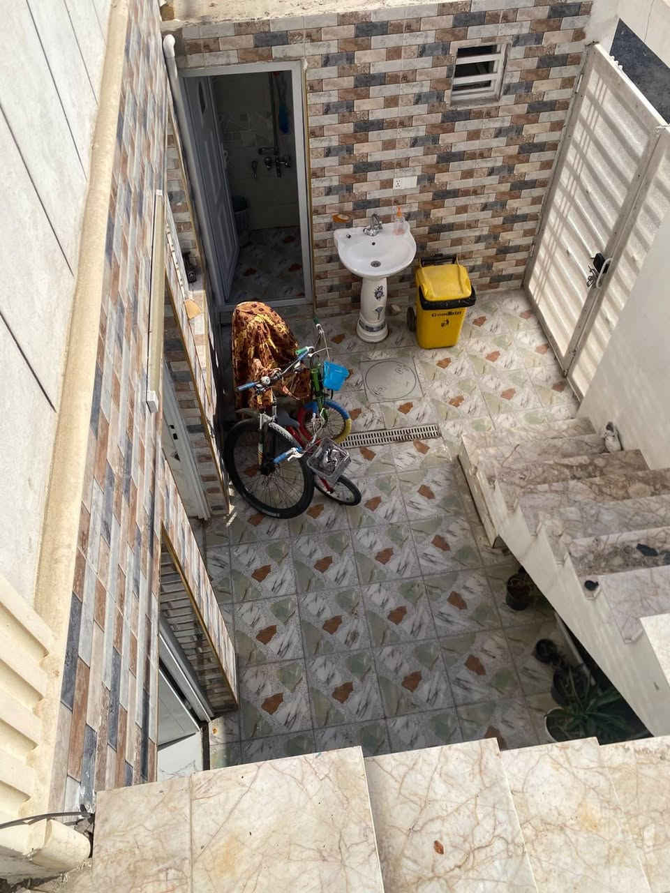 بيت للبيع ١٠٥ متر
واجهة ٦.٦٠ 
الشعلة/شارع الغربي/كاع سكلة حيدر التميمي سند 25 زراعي
طابق الاول كامل (استقبال-صالة-غرفة-مطبخ-ترك)
الطابق الثاني(غرفة كبيرة-سطح)
للتواصل *********** اتصال أو واتساب
