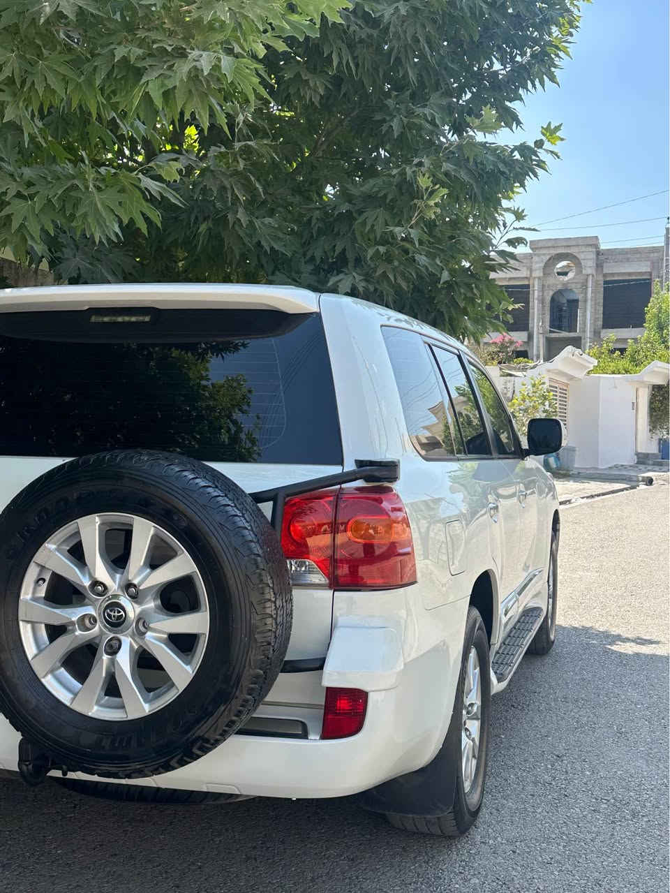 Toyota Land Cruiser 2014 
مواسفات سلايت و بسمه و سلاجه 
ناو زه رد 
دوو ده ركه ى بوياغه بى ليدران 
گير و مكينه ى نه كرايته وه به شه رت 
رقم و سنوى نويىه 
سعرى ٣٠٨$ و مجال 
*********** أربيل, العراق
