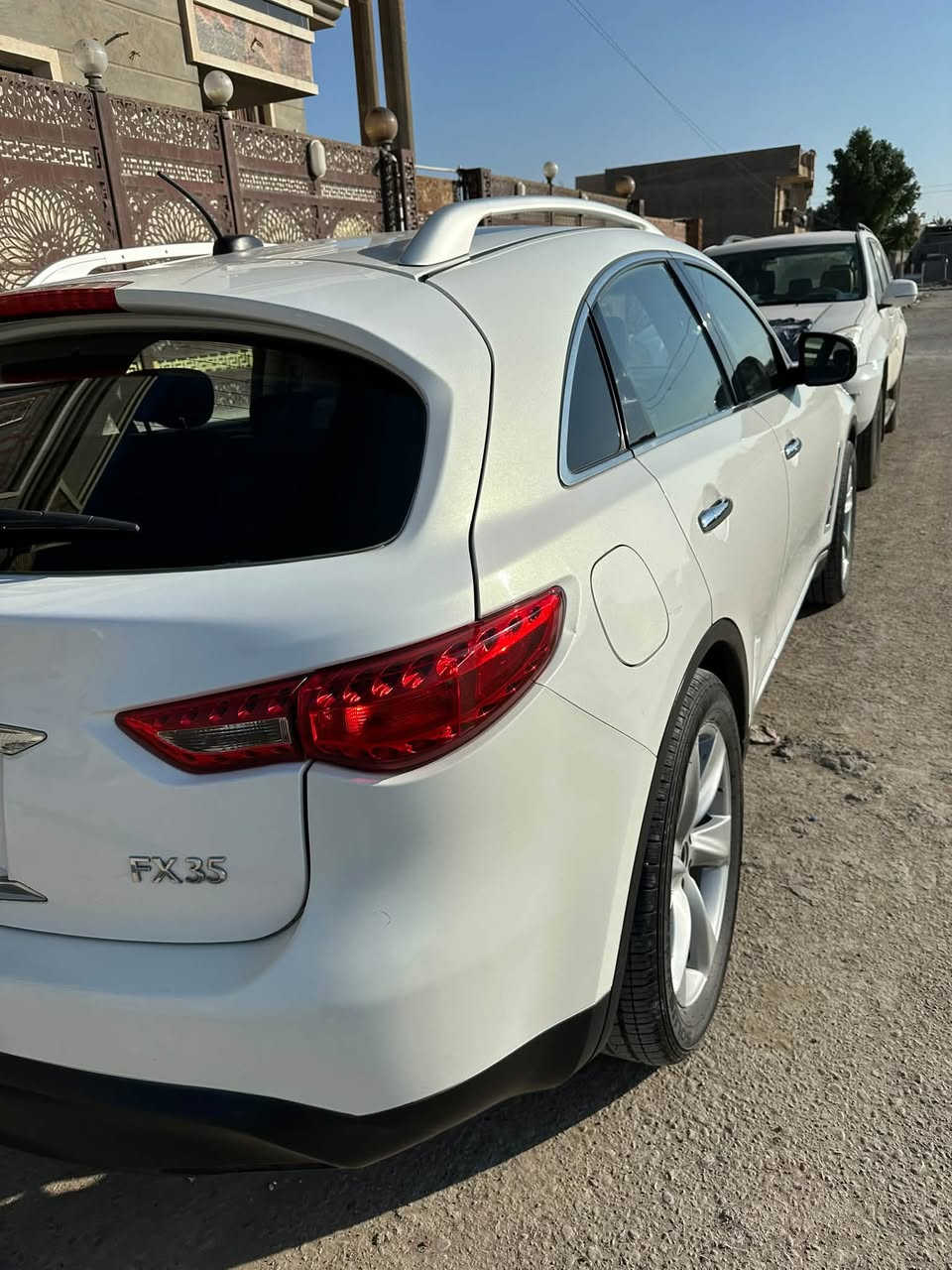 انفنتي fx35 2009 وارد امريكي حادثهه فقط دعامية امامية والبدنية مال بنيد يعني السيارة مكفولة ماعدا دعامية امامية 
مواصفاتهه معروفة كشر نظيف داخل نص نظافة بيهه نقص حدادية صدر ونواعم بسيطة رقم بغداد بأسمي تاخذ تحويل مني سنوية لل٢٧ 
موقع السيارة بغداد السيدية 
السعر المطلوب ٩٠ وبيهه مجال تنزل النواقص من سعرهه 
مستعجل عالبيع 

***********
