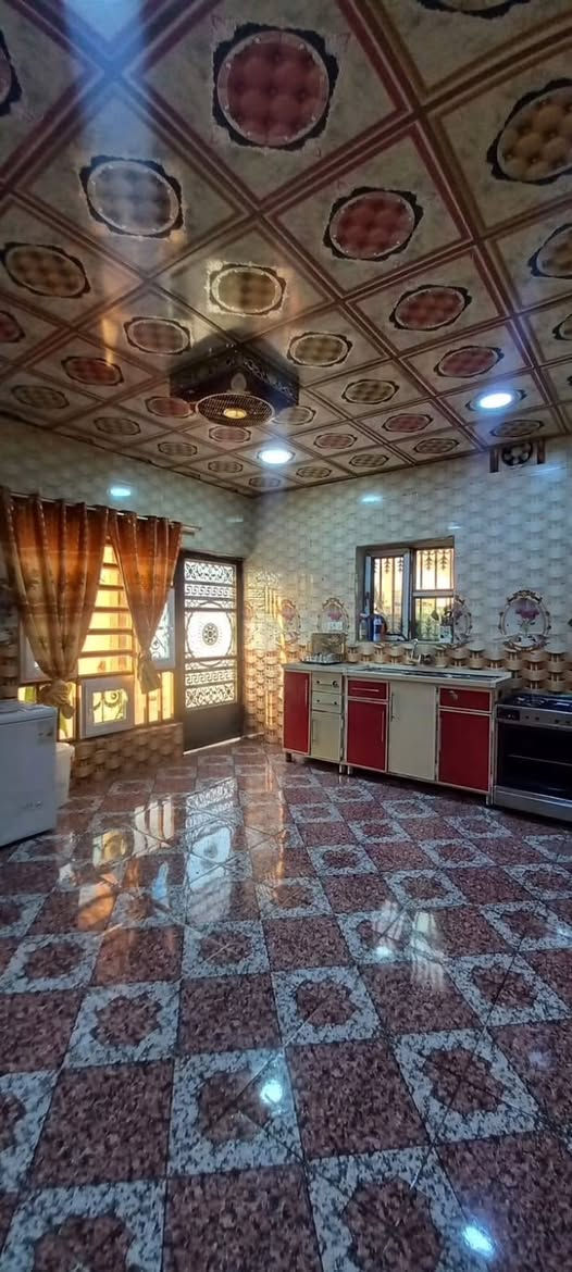 السلام عليكم بيت للبيع
مكون من طابقين الطابق للاول غرفتين ومجمع وربعة ومطبخ وحمام... والطابق الثاني مكون من ٣ غرف ومجمع
المساحة 340 
السعر 60
*********** مكتب زيد للعقار 
للعلم البيت بيه معاملة طابوا بالبلدية حاليا 
مكان البيت منطقة العيث
