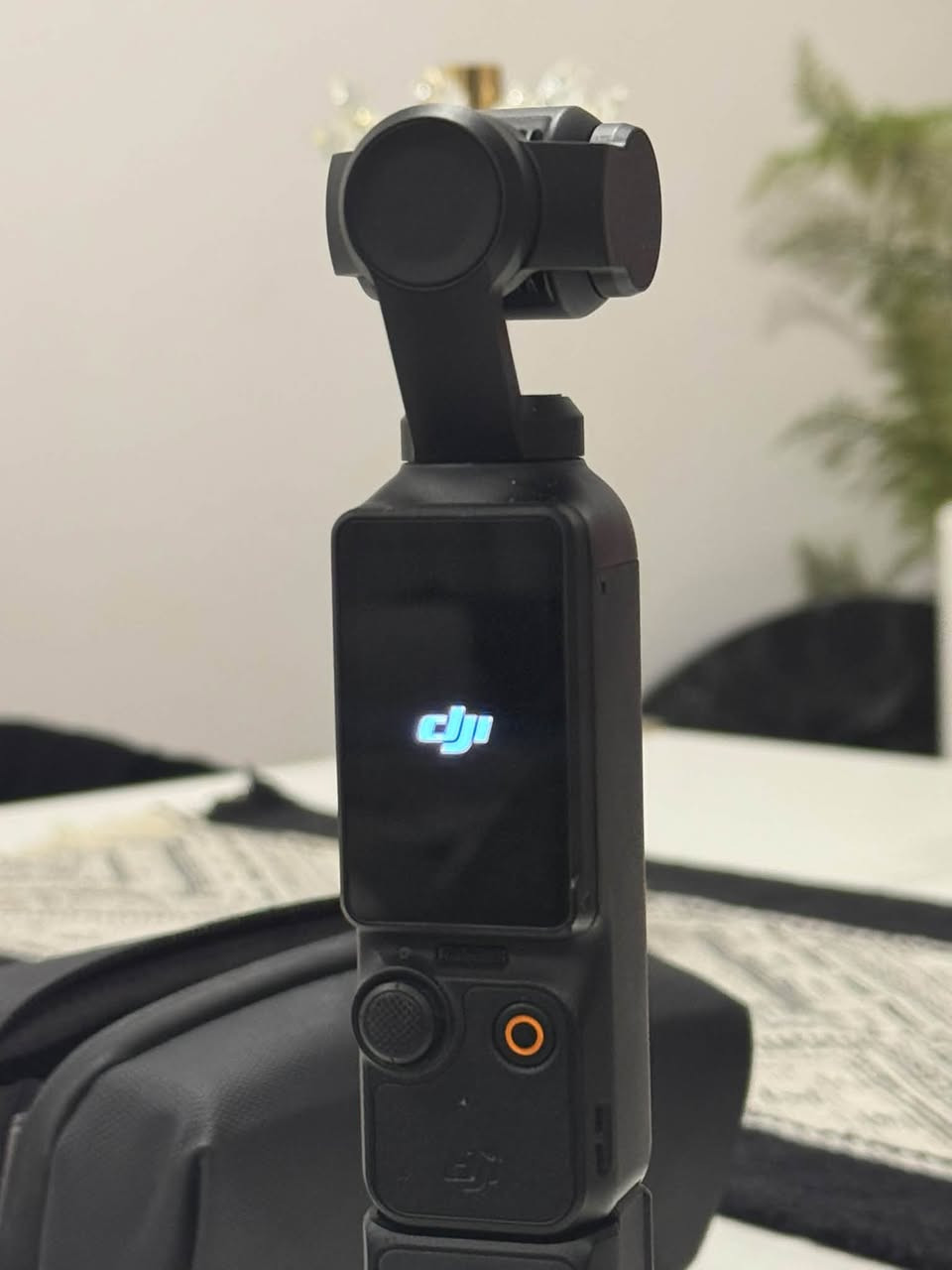 📸 للبيع DJI Osmo Pocket 3 — نظافة تامة وحالة زيرو

إذا تبحث عن كاميرا صغيرة بالحجم وكبيرة بالأداء، هاي الـ DJI Osmo Pocket 3 خيار ممتاز لصناع المحتوى والڤلوغات والتصوير اليومي.

✨ المواصفات:
• مستشعر كبير 1 بوصة لجودة ممتازة خصوصًا بالإضاءة الضعيفة
• تصوير 4K / 60fps
• تصوير 4K / 120fps للـ Slow Motion
• شاشة OLED قياس 2 إنش قابلة للدوران للتصوير الطولي والعرضي
• مثبت ميكانيكي 3 محاور لثبات عالي أثناء الحركة
• تتبع ذكي للوجوه والأجسام ActiveTrack 6.0
• حجم جيب وسهلة الحمل، مثالية للريلز والڤلوغات والمحتوى الاحترافي

📦 الملحقات:
الحافظة الأصلية + الترايبود الصغير + التوصيلات والملحقات الظاهرة بالصور.

✅ الحالة: ممتازة جدًا، نظافة تامة وبحالة الزيرو.

📍 المكان: بغداد

📞 للتواصل: ***********
