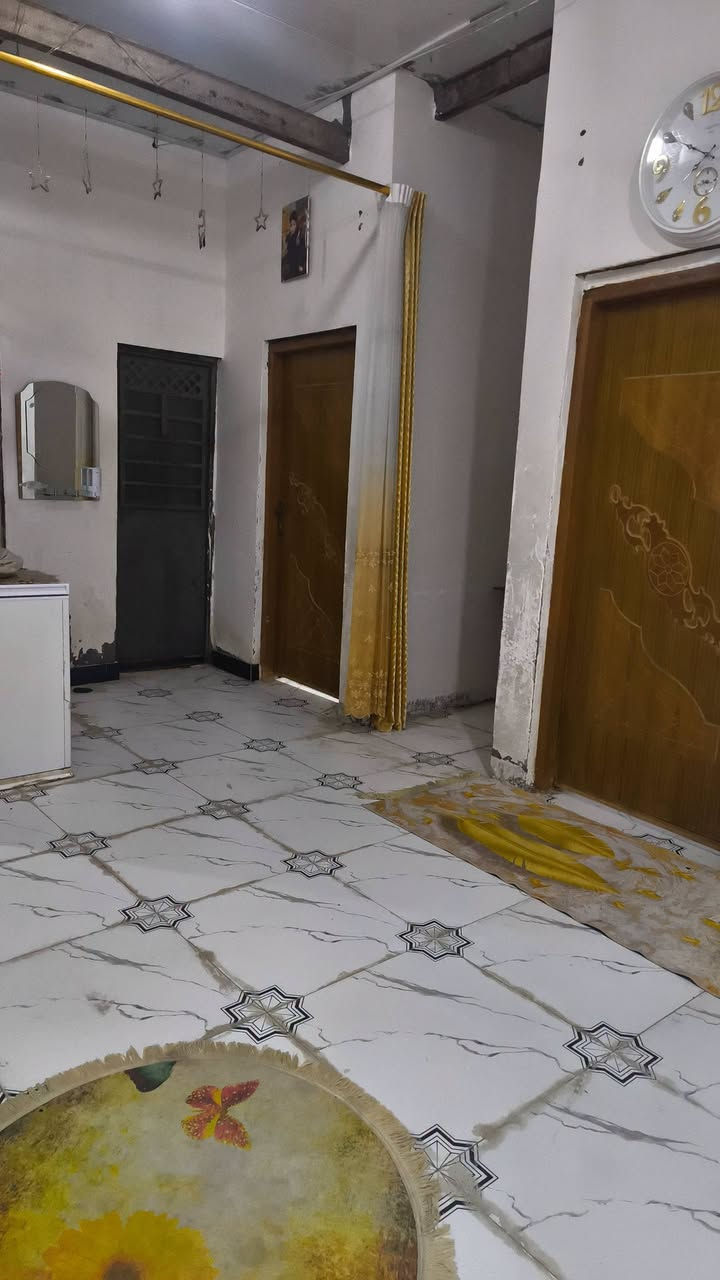 السلام عليكم بيت للبيع وقف سني أصولي يحتوي على 2غرف وديوانيه وصاله ومطبخ وصحيات داخلي وخارجي المكان البصره ابي الخصيب شارع الوسطي قرب علوة فايز المساحه الكليه 130متر الاتصال على الرقم ***********4
