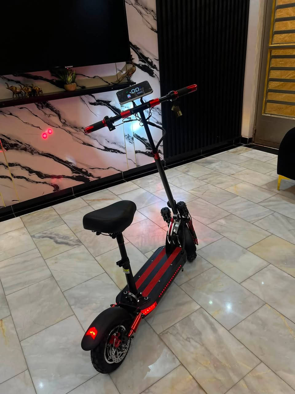 السلام عليكم 

سكوتر Kugoo G-Booster

بعدة بل باكيت ممستخدم بطاريته بعدها 100 % 

مواصفاته 

* موتورين 800W × 2.
* عجلات 10 إنچ.
* تعليق أمامي وخلفي.
* مقعد قابل للإزالة.
* شاشة LCD.
* مصباحين أماميين.
*بصمه كارت وليس سويج
*3 سرعات 
توصل سرعته لل 70 حسب لوزن لراكب 

لسعر لجديد من لشركه ب 700 
هذا ب 650 لئن فاتحه من لكارتونه مكاني بغداد لكرادة 
***********

.
