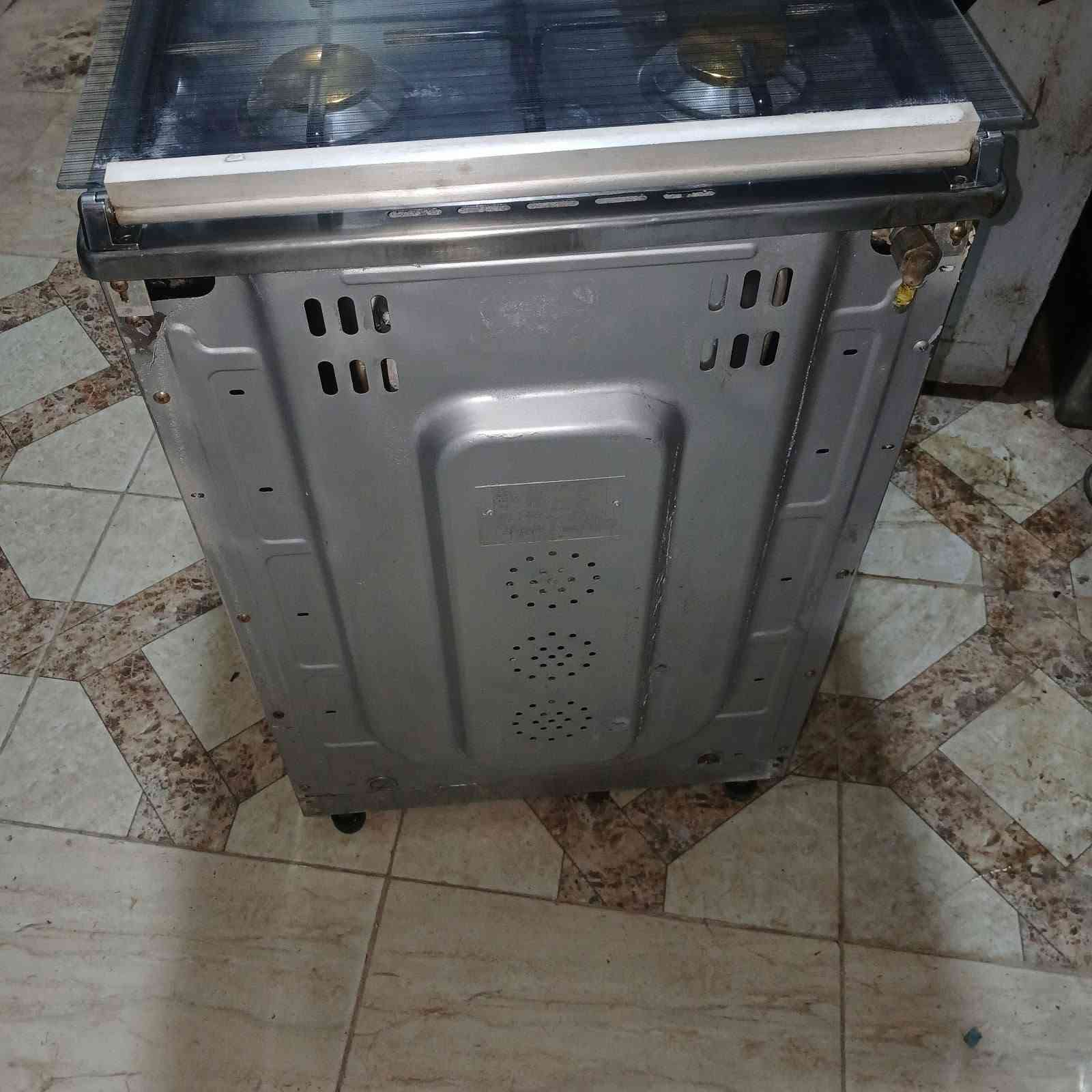 طباخ نوعيته رويال مصري شكل حديث ٤ مشاعل فرن دكمتين استيل شبيه جديد شرط أو شغال على فحص للبيع

نص مكتوب في الصور:
- Royale
- رويال