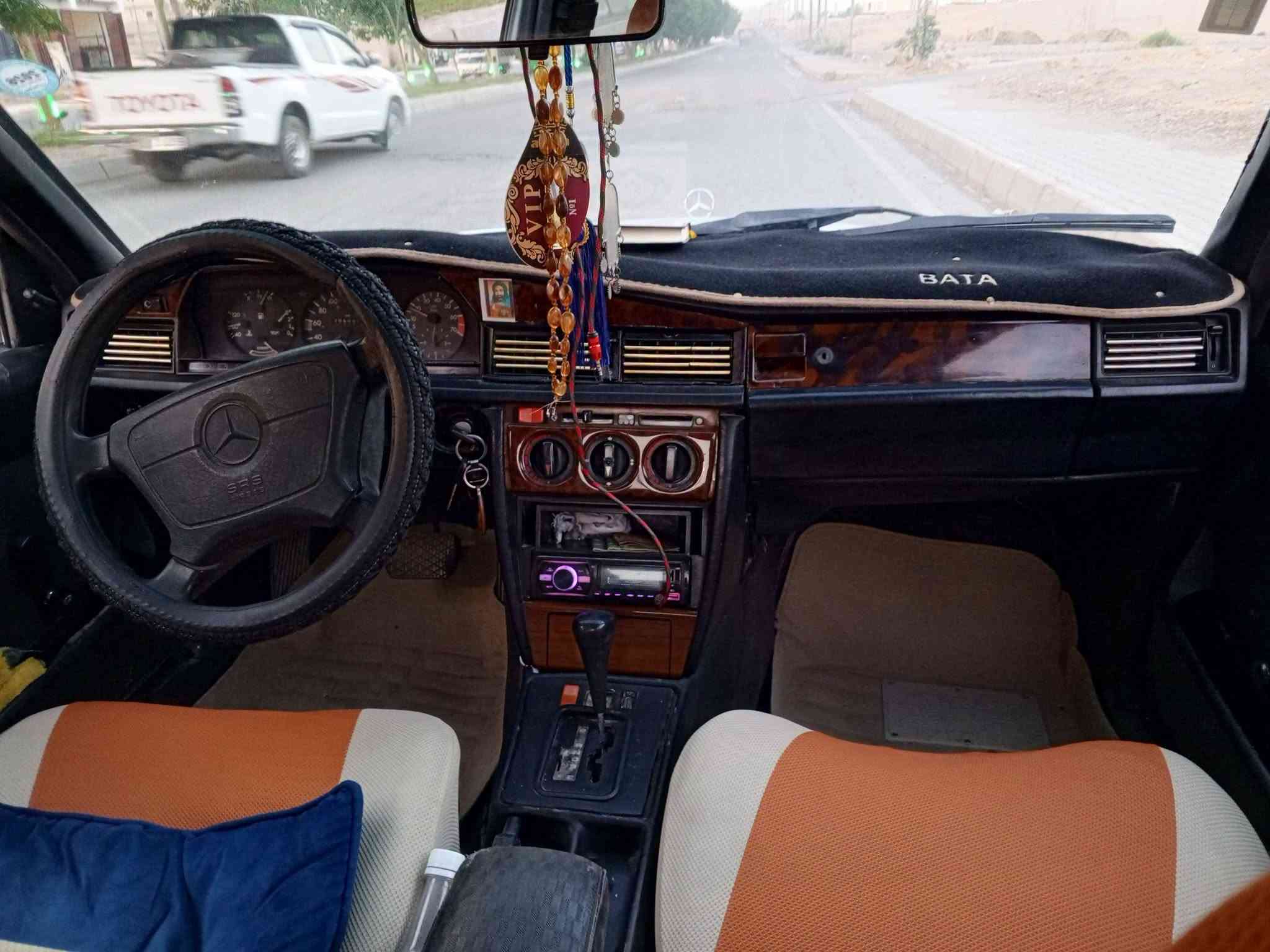 سلام عليكم مرسيدس E190  موديل 1991
رقم اربيل سنويا ورقم جديد بسمي قواعد دبل سليمات 
مكينه وكير ونجي 6 جدد مابيها اي نقص كهربائية كلها شغاله داخل جديد ويل رياضي صدر جديد باتري جديد سعرها 47 وبيها مجال مكاني ديالى جلولاء رقم ‏‪***********‬‏
